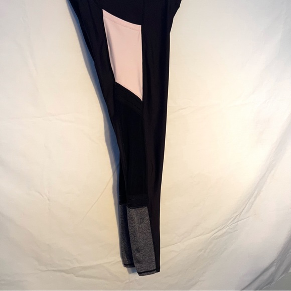 High Waisted Black Leggings w/ light pink pockets Size Medium - Picture 9 of 10